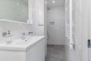 Shower, hair dryer, towels, soap - Dramalj luxury villa - pool, whirlpool & sea view (Dramalj)