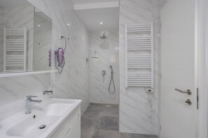 Shower, hair dryer, towels, soap - Dramalj luxury villa - pool, whirlpool & sea view (Dramalj)