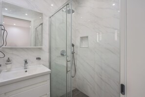 Shower, hair dryer, towels, soap - Dramalj luxury villa - pool, whirlpool & sea view (Dramalj)