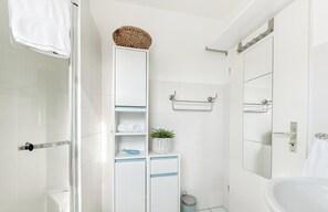 Shower, hair dryer - Vacation apartment Marina Liebe directly in the City Marina Cuxhaven (Cuxhaven)