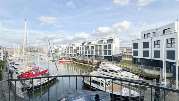 A marina with boats docked, modern buildings, and a clear sky. - Vacation apartment Marina Liebe directly in the City Marina Cuxhaven (Cuxhaven)