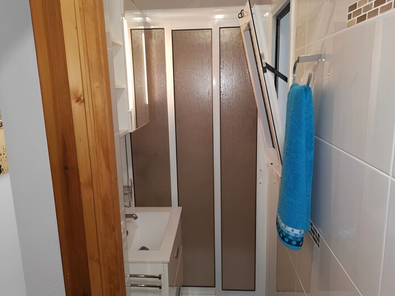 Regadera, secadora de cabello, toallas, papel de baño 