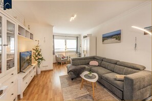 TV, books - Cozy vacation apartment Edda - close to the beach in the heart of Zinnowitz (Zinnowitz)