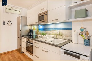 Fridge, microwave, oven, stovetop - Cozy vacation apartment Edda - close to the beach in the heart of Zinnowitz (Zinnowitz)