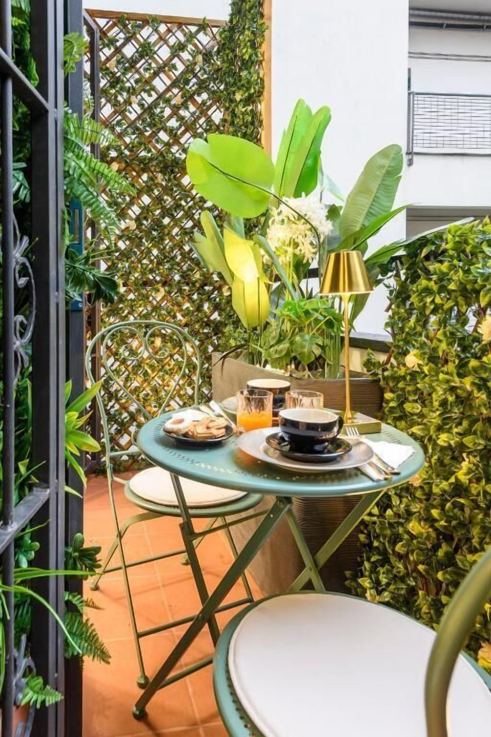 Deluxe-Apartment, Balkon, Blick auf den Innenhof | Speisen im Freien