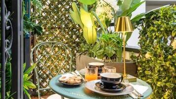 Deluxe-Apartment, Balkon, Blick auf den Innenhof | Speisen im Freien