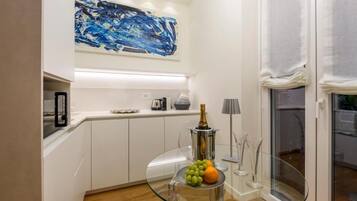 Deluxe-Apartment, Balkon, Blick auf den Innenhof | Eigene Küche