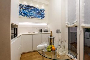 Deluxe-Apartment, Balkon, Blick auf den Innenhof | Eigene Küche