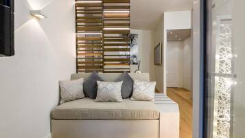 Deluxe-Apartment, Balkon, Blick auf den Innenhof | Wohnbereich