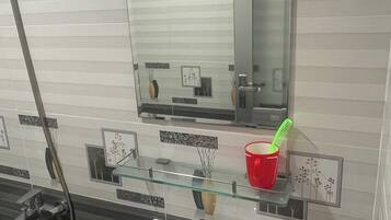 Firemannsrom – standard, byutsikt | Bad