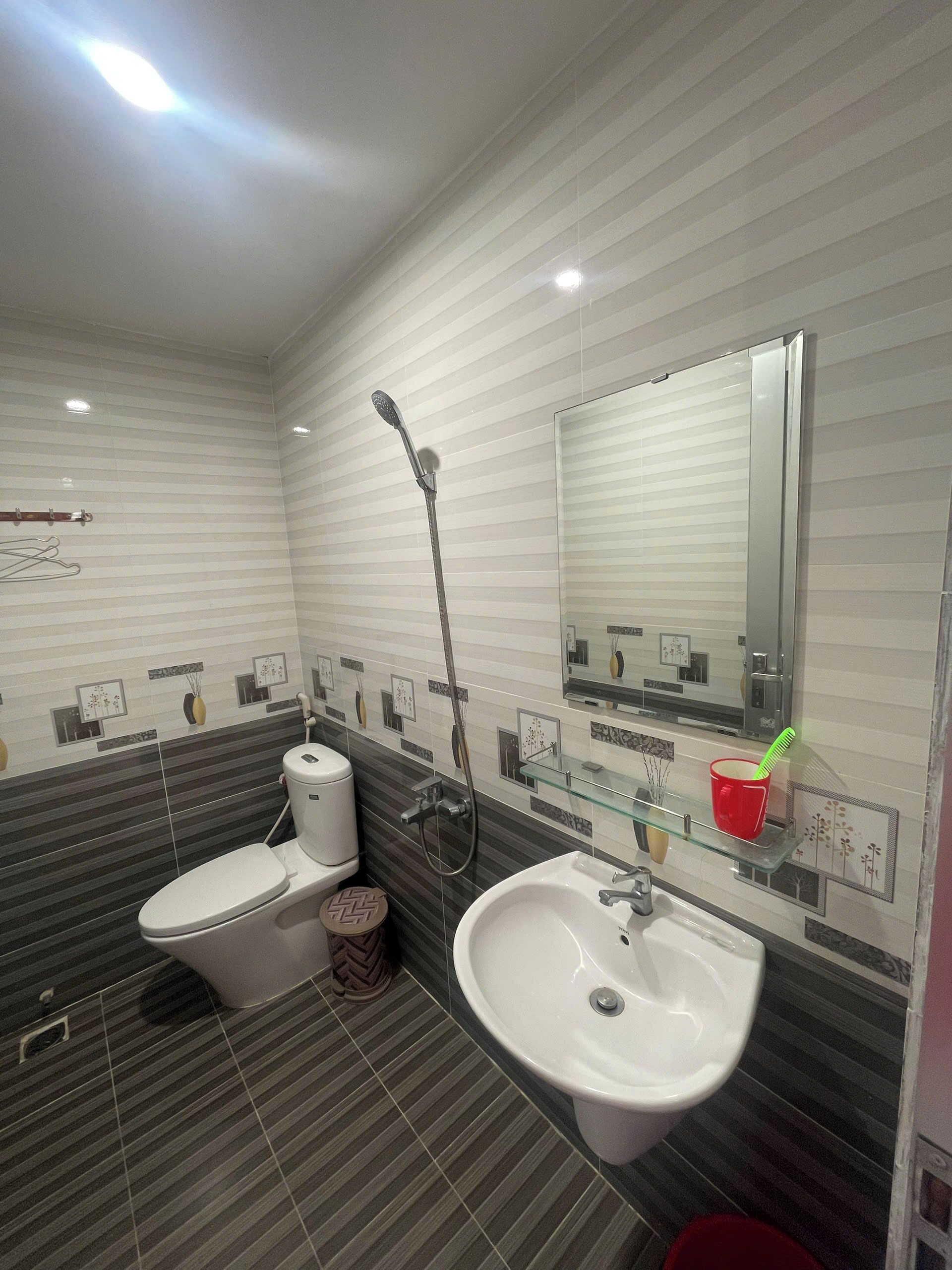 Standard Quadruple Room, City View | Bathroom | Shower, hair dryer, towels, soap
