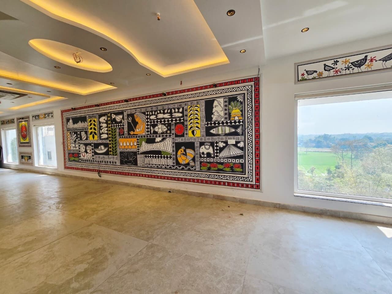 Quarto espaçoso com um grande mural na parede, uma janela ampla com vista e um design de teto moderno.