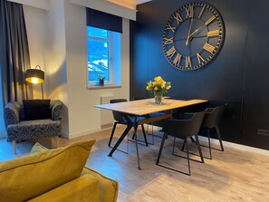 Dining - Premium apartment with 2 bedrooms, 2 balconies and mountain views in Oberammergau (Oberammergau)