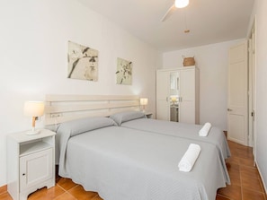 3 bedrooms, iron/ironing board, WiFi, bed sheets
