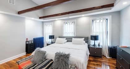 4BR Historic Victorian Townhouse with BBQ & Yard