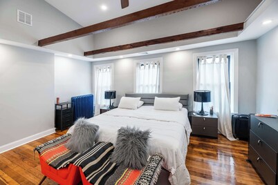 4BR Historic Victorian Townhouse with BBQ & Yard