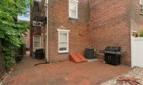 4BR Historic Victorian Townhouse with BBQ & Yard