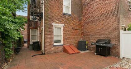 4BR Historic Victorian Townhouse with BBQ & Yard