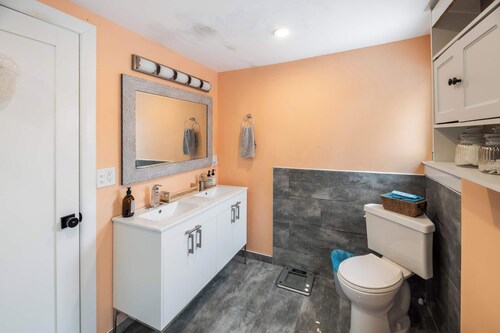 4BR Historic Victorian Townhouse with BBQ & Yard