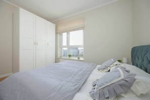 2 bedrooms, desk, iron/ironing board, travel cot - Spacious Apartment | Two Bedrooms and Air Conditioning (Warszawa)