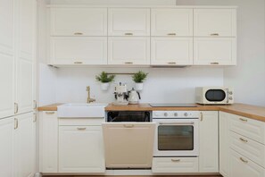 Fridge, microwave, oven, stovetop - Spacious Apartment | Two Bedrooms and Air Conditioning (Warszawa)