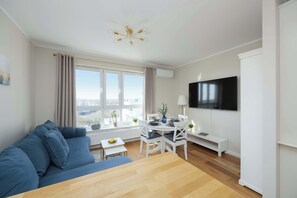 TV, offices - Spacious Apartment | Two Bedrooms and Air Conditioning (Warszawa)