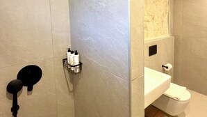 Ein modernes Badezimmer mit Dusche, Toilette und Waschbecken.