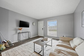 Smart TV, offices - Modern 2BR townhome with full kitchen & dining (Arlington)