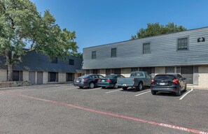 Exterior - Modern 2BR townhome with full kitchen & dining (Arlington)