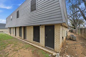 Exterior - Cozy 2BR townhome with open living space (Arlington)