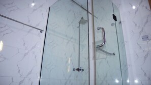 Ducha, secador de pelo, toallas y jabón