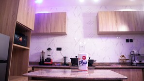 Full-size fridge, microwave, cookware/dishes/utensils - Jasmine Chidera Apartments (Lagos)