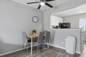 Dining - Comfortable 2BR townhome perfect for longer stays (Arlington)