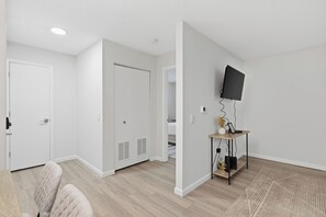 2 sovrum, skrivbord, strykjärn/strykbräda och resesäng