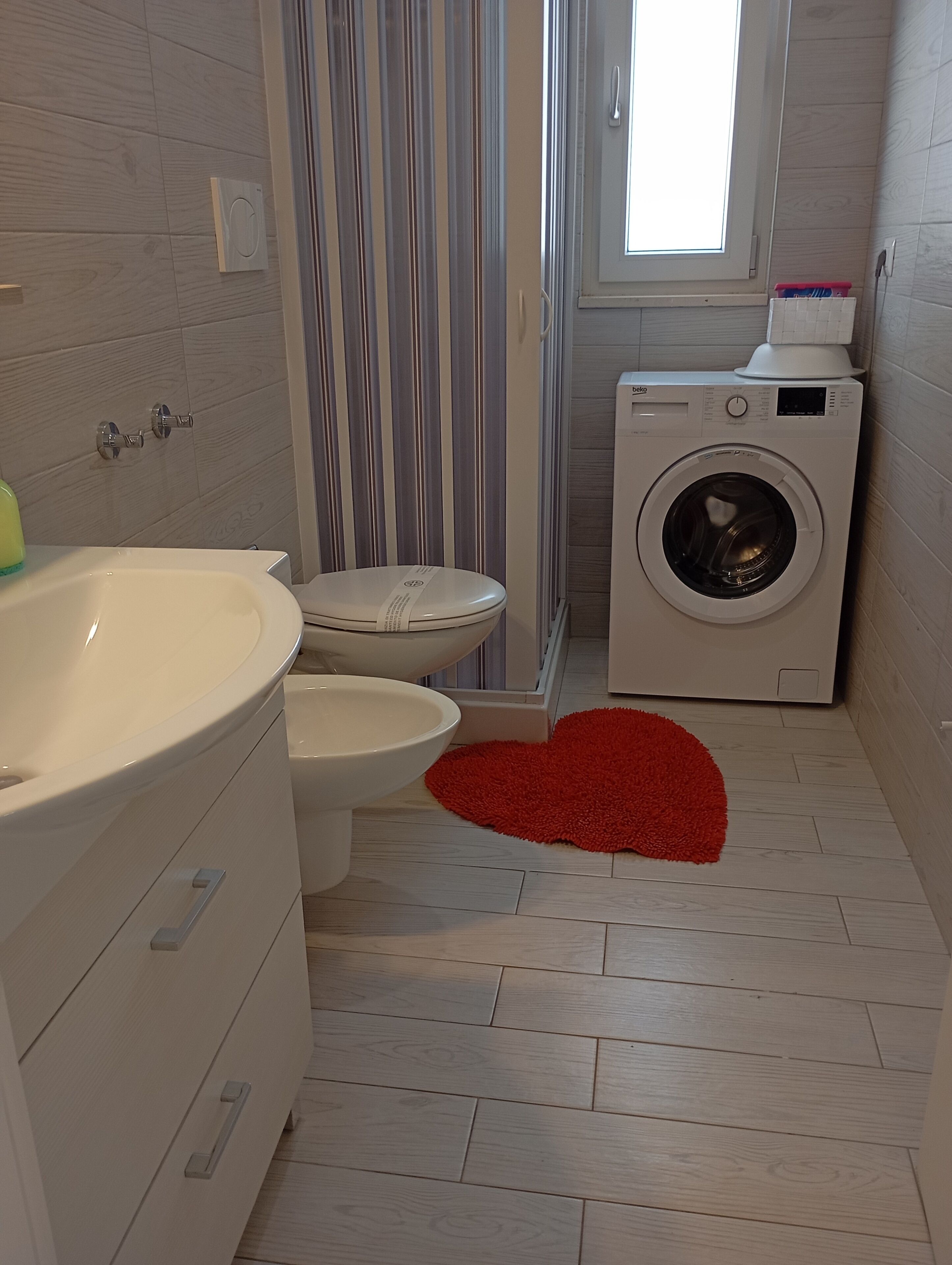 Dusche, Haartrockner, Bidet, Handtücher