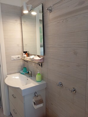 Dusche, Haartrockner, Bidet, Handtücher