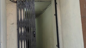 A hotel entrance with a sign reading 'HOTEL TAARINI,' a metal gate, and a green artificial lawn. - Hotel Taarini Rajwada Indore By LOTO (Indore)