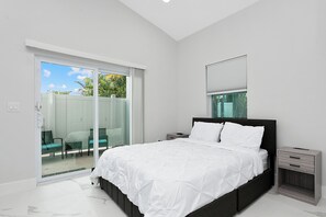 Room - Tropical Tiny Home in Palm Beach Gardens, Florida (Palm Beach Gardens)