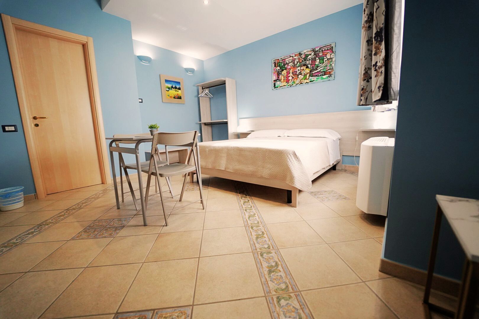 Studio, eigenes Bad, Blick auf den Innenhof