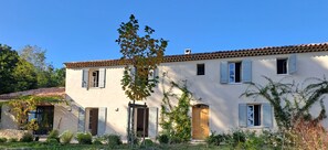 Exterior - Mas de la Carade, absolute calm and views (Cabrières-d'Aigues)