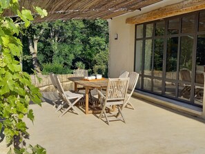 Outdoor dining - Mas de la Carade, absolute calm and views (Cabrières-d'Aigues)