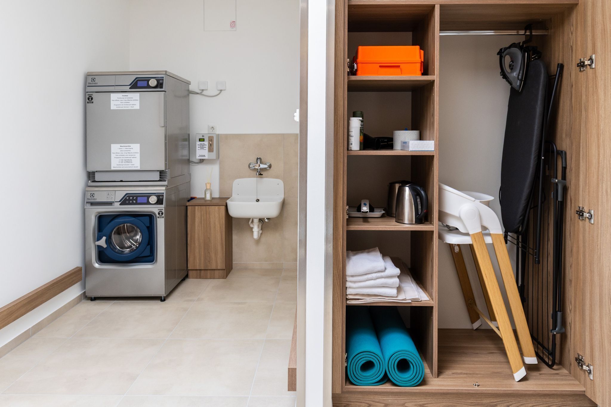 Un espace buanderie équipé d’un lave-linge et d’un évier.
