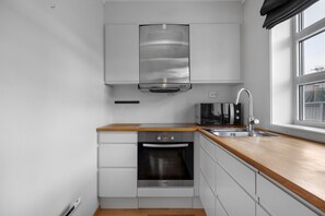 Réfrigérateur, four, lave-vaisselle, cafetière/bouilloire