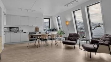 Kjøleskap, ovn, oppvaskmaskin og kaffetrakter/tekoker
