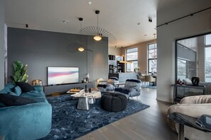 TV, fireplace, stereo