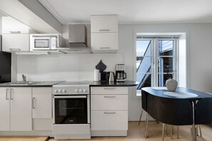 Kylskåp, mikrovågsugn, ugn och spishäll