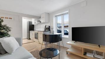 Un apartamento moderno con sala de estar, cocina y comedor.