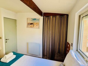 2 bedrooms, iron/ironing board, free WiFi, bed sheets - "La Plagette" Baraquette near Etang, Clim (Sète)
