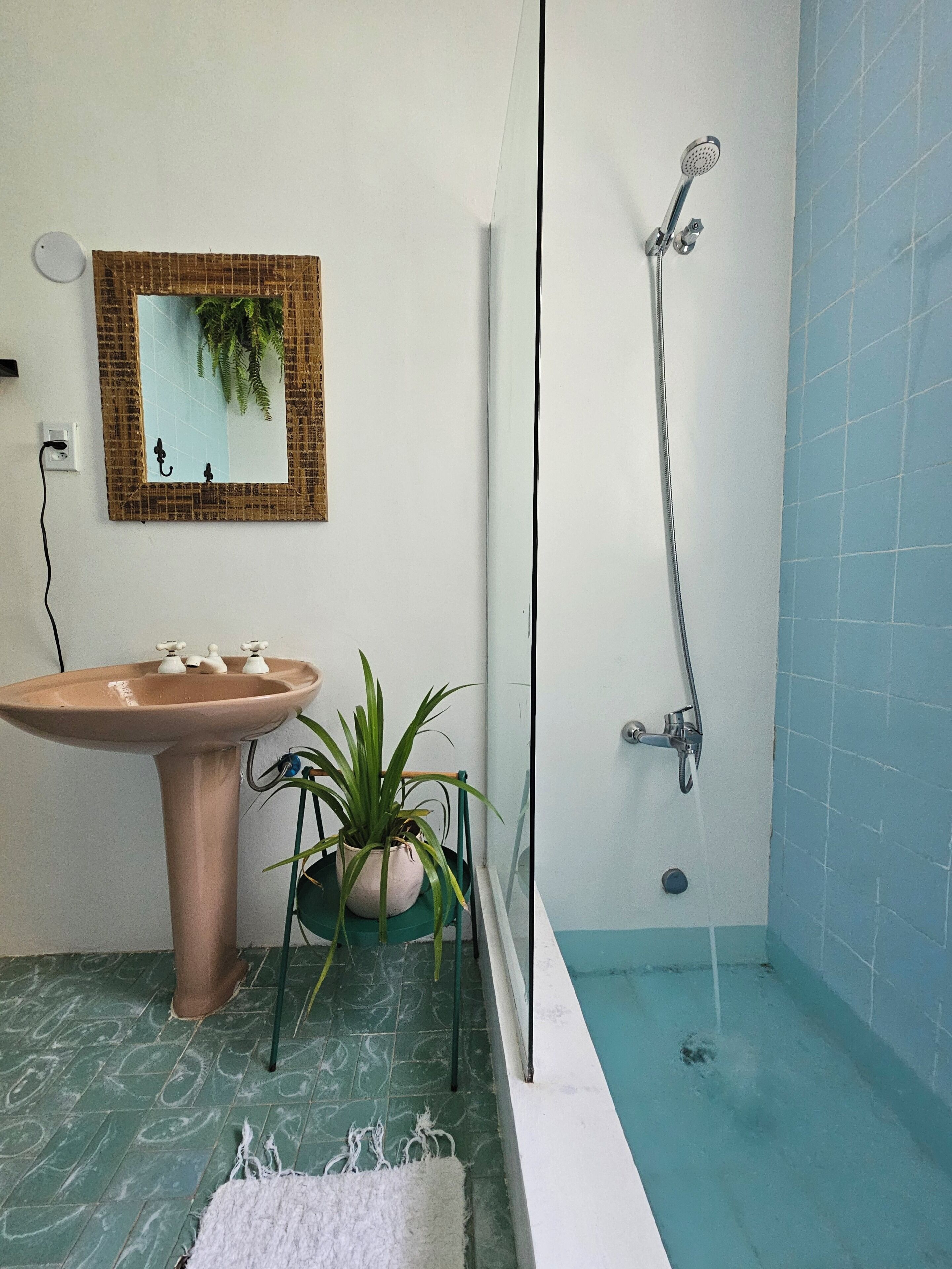Suite 3 | Baño | Tina con regadera, tina profunda, regadera tipo lluvia 