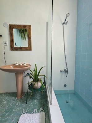 Suite 3 | Bathroom | Combined shower/tub, deep soaking tub, rainfall showerhead, hair dryer - Villaggio Serra da Cantareira (Mairiporã)